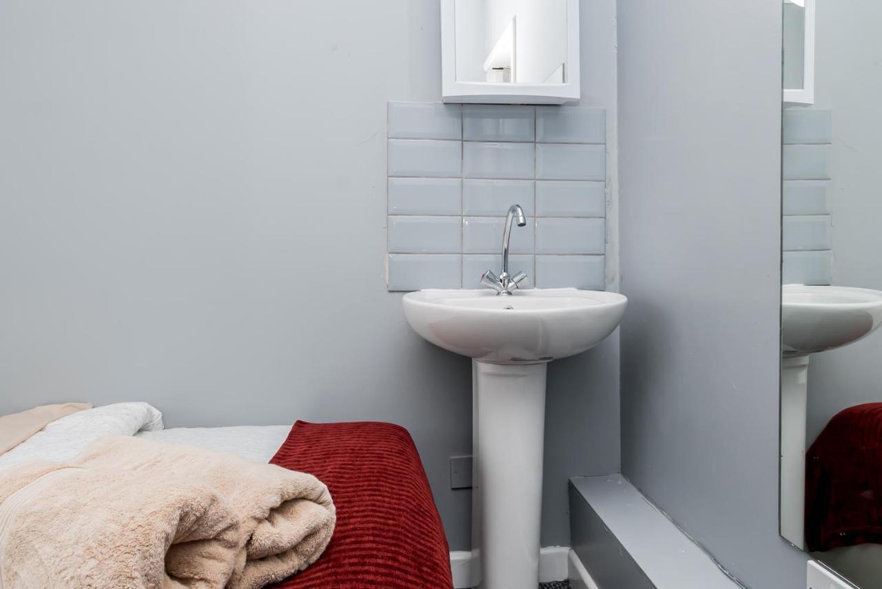 Shirley House 2, Self Catering Guest House, Self Check In, Smart Locks, 10 Min Walk To Southampton General, Aspire And Princess Anne Hospitals, Access To Fully Equipped Kitchen, Excellent Transport Links, Ideal For Longer Stays And Hospital Shifts Luaran gambar