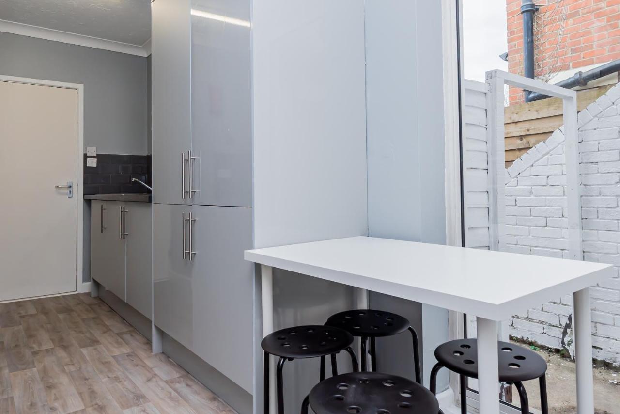 Shirley House 2, Self Catering Guest House, Self Check In, Smart Locks, 10 Min Walk To Southampton General, Aspire And Princess Anne Hospitals, Access To Fully Equipped Kitchen, Excellent Transport Links, Ideal For Longer Stays And Hospital Shifts Luaran gambar